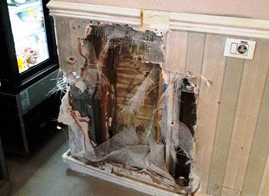 Tentativă de jaf ca-n filme la o casă de amanet din Piatra Neamţ! Un bărbat a spart zidul unei covrigării ca să ajungă într-o cafenea, unde a repetat figura