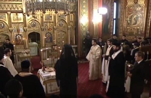 Sute de oameni participă la parastasul Regelui Mihai I. La slujbă a ajuns şi nepotul ultimului suveran al Românilor, Nicolae