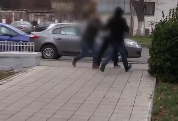 Doi tineri au devenit eroii zilei la Constanţa! Au prins un hoţ care a tâlhărit o femeie în plină stradă