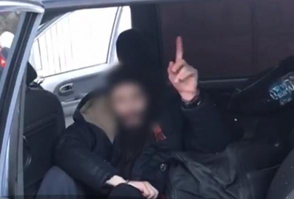 Un fost călugăr a gonit zeci de kilometri cu maşina, băut, cu poliţiştii după el. Când l-au prins, agenţii au aflat că la volan fusese... Dumnezeu