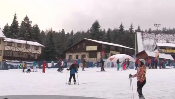 Turiștii au luat cu asalt pârtiile în weekendul care încheie vacanţa elevilor. ANM a anunțat ninsori în toată țara
