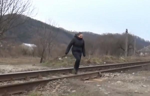 Izolați de lume. Patru treceri de cale ferată dintr-un sat din Bistriţa au fost desfiinţate. Oamenii sunt revoltați