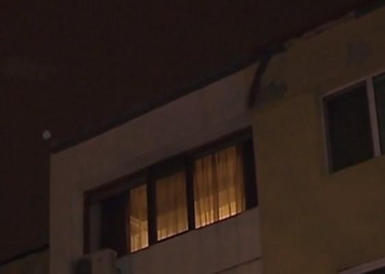 Rafalele de vânt au făcut pagube în Constanţa. Tabla de pe acoperişul unui bloc a fost smulsă, iar locatarii au chemat pompierii