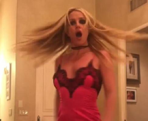 Vedetele nu mai știu ce să facă pentru a fi urmărite pe rețelele de socializare: Britney Spears face striptease pentru fani, pe Instagram