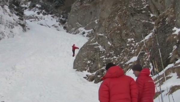 Alpinistul dispărut în avalanșa din Bucegi este încă de negăsit. Salvamontiştii au reluat căutările (Video)