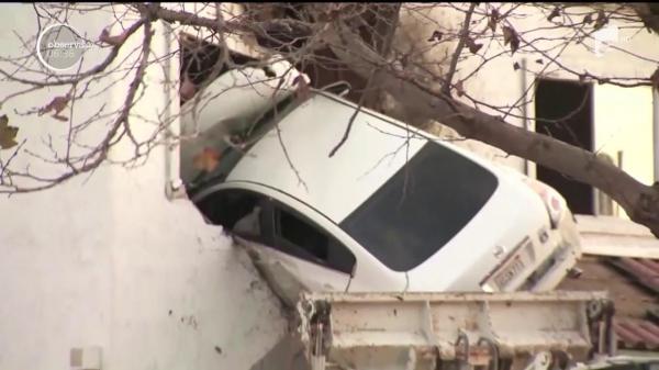 Un şofer din California a reuşit să zboare cu maşina. Automobilul a rămas înfipt într-o clădire, la trei metri de sol (Video)