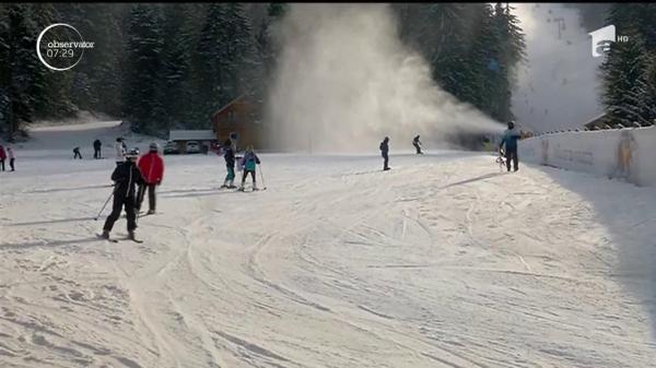 Distracţie maximă pe pârtie. Sute de turişti s-au bucurat din plin de iarnă în Poiana Braşov