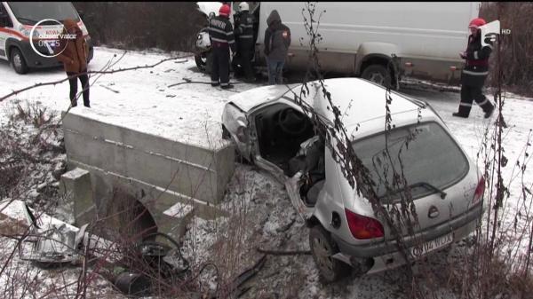 Accident mortal pe o şosea din Cluj. Un mort şi doi răniţi, după ce o maşină s-a izbit de o dubă