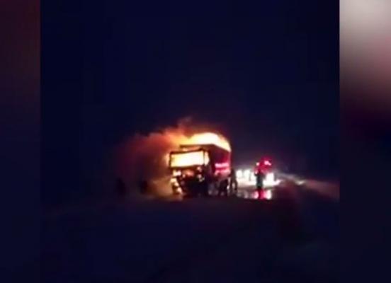 Camion în flăcări la Vaslui. Autotrenul plin cu seminţe a ars ca o torţă (Video)