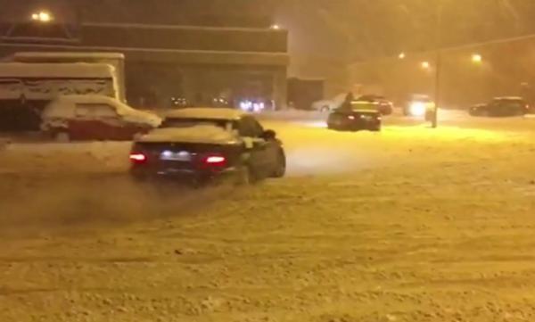 Drifturi printre nămeţi la Iaşi. Zeci de tineri şi-au încercat bolizii pe zăpadă în parcarea unui supermarket (Video)