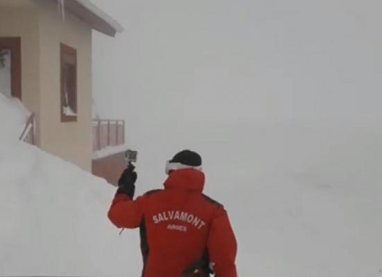 Viscolul mătură România. Vântul loveşte şi cu 140 de kilometri pe oră, iar un bătrân a murit din cauza vremii aspre
