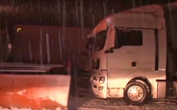 Mii de şoferi blocaţi pe drumurile din zonele montane. Nămeţii au acoperit şi marcajele rutiere, la Sinaia