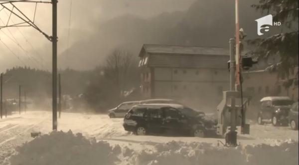 Vreme de iarnă grea pe Valea Prahovei. Ninsoare şi vânt puternic