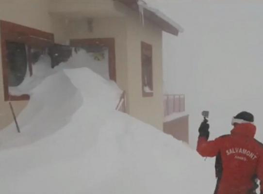 Urmează o nouă noapte cu fenomene meteo extreme. Meteorologii au extins codul portocaliu