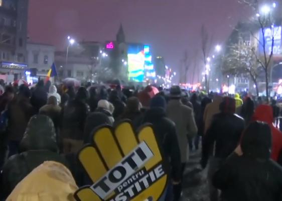 Protestatarii din Piaţa Universităţii, în marş spre Parlament unde vor face live pe Facebook intonând imnul (Video)