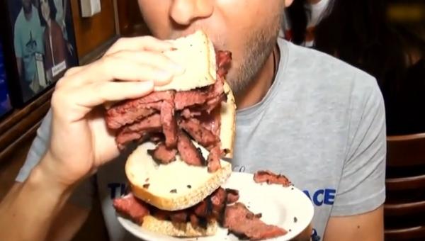 Pastrama de Bucovina, celebră la New York. Un celebru sendviş servit în Manhattan are origini româneşti