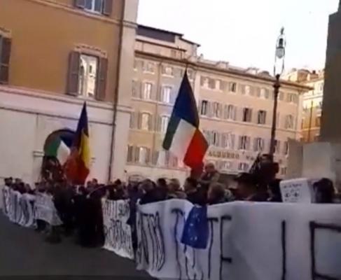 Românii din Diaspora au scandat împotriva coaliţiei de guvernare