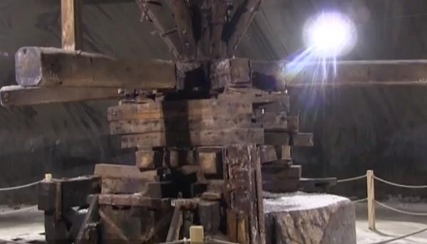 Număr record de vizitatori la Salina Turda! La fiecare pas, vizitatorii descoperă frumuseţea salinei
