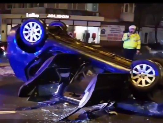 Un şofer băut s-a răsturnat cu maşina în centrul oraşului Galaţi