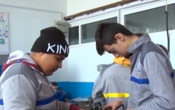 Zeci de elevi de la Liceul Tehnologic din Mioveni se pregătesc să devină mecanici la Dacia