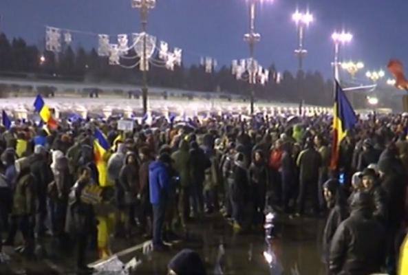 Zeci de mii de oameni au ieşit din nou în stradă, pentru a protesta faţă de modificările aduse legilor Justiţiei