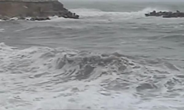 Căpitănia Constanţa a închis două porturi din cauza vântului şi a valurilor care ating 4 metri înălţime