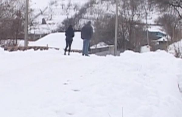 O adolescentă de 16 ani a fost moaşă la naşterea nepoţelului ei, în zăpadă, la Vaslui