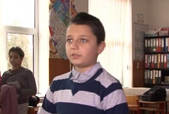 Un copil de 11 ani, din Târgu Jiu, a devenit erou a găsit pe stradă un portofel plin cu bani, dar nici măcar nu l-a deschis