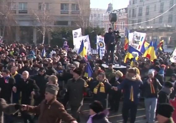 Ziua Micii Uniri a fost uitată de politicieni, spre dezamăgirea românilor de rând ieşiţi în stradă să aniverseze evenimentul istoric
