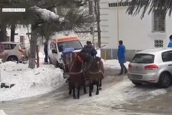 Ireal, la spitalul din Iaşi. O ambulanţă e trasă din zăpadă cu doi cai!