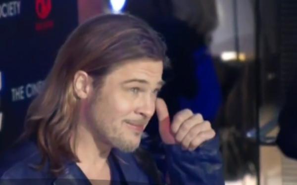 Vedetele şi obiceiurile lor ciudate. Brad Pitt nu se înţelege prea bine cu apa! (Video)