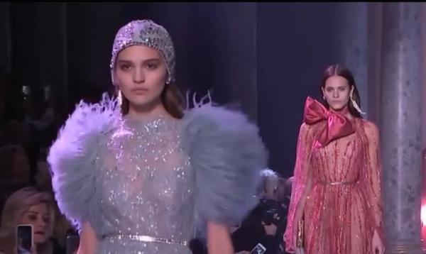 Creații spectaculoase la Săptămâna Modei de la Paris. Rochiile anilor '20 au strălucit pe podium