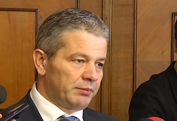 Florian Bodog, Ministrul Sănătăţii, a salvat viața unui bărbat de 42 de ani, în avion. Ministrul a recunoscut imediat o criză de epilepsie
