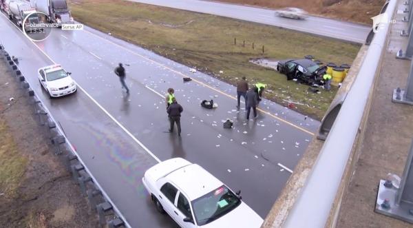 A plouat cu bani pe o şosea din Statele Unite. La propriu!