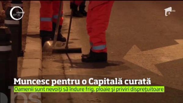Gunoierii care muncesc pentru o Capitală curată. Angajaţii de la salubritate îndură frig, dar şi dispreţ