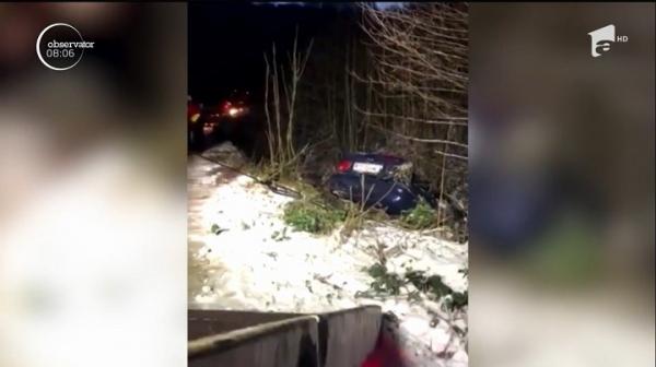 Accident dramatic în Semenic: doi tineri, răniţi după ce au plonjat cu maşina într-un pârâu