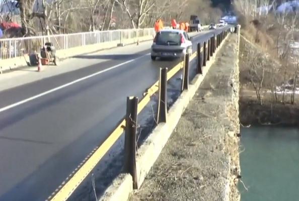 Podul care leagă Piatra Neamţ de  Bicaz e un adevărat pericol pentru cei care-l traversează