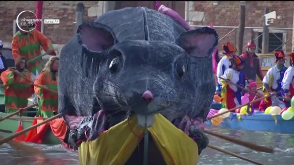 Carnavalul de la Veneţia a continuat cu o tradiţională paradă nautică pe canalele oraşului