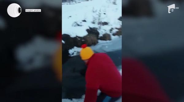 Un bătrân din judeţul Neamţ a fost la un pas de moarte, după ce a căzut în apele aproape sloi ale unui râu din sat