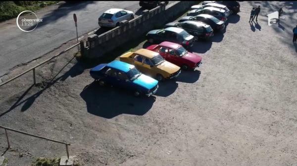 Câţiva tineri români plăniesc o excursie din Satu Mare în Maroc, la volanul unei Dacii vechi