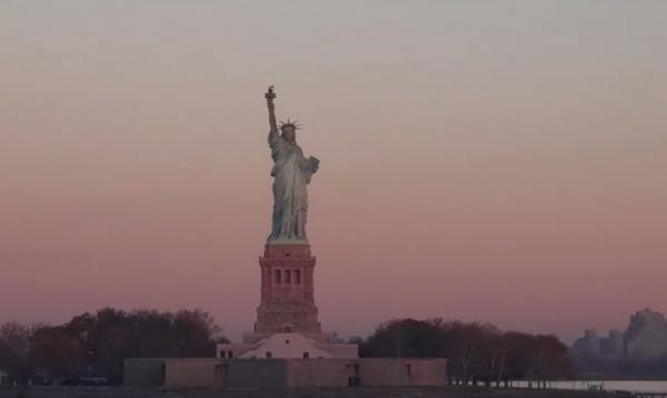 Visul american se destramă pentru români. Donald Trump vrea desfiinţarea Loteriei Vizelor