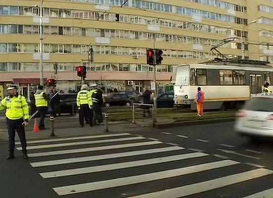 Femeie lovită mortal de tramvai în Capitală. Victima ar fi traversat pe la trecerea de pietoni (Video)