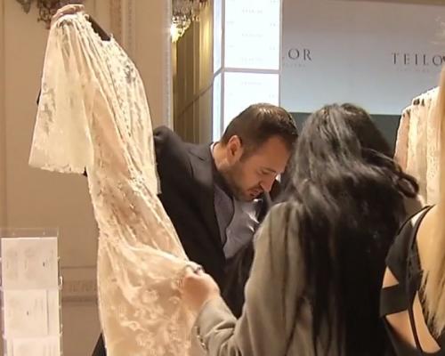 Zeci de viitoare mirese s-au luptat pe rochii de 25 de lei, dar şi pe un inel cu diamant, ascuns într-un buchet de flori