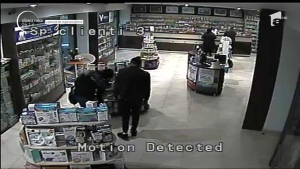 Farmacie prădată de hoţi, la Piteşti. Doi tineri au furat 7 cutii de lapte praf, în mai puţin de un minut (Video)