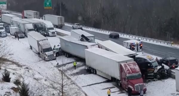 Imagini dramatice de la carambolul cu 100 de maşini din SUA, soldat cu un mort şi 11 răniţi (Video)