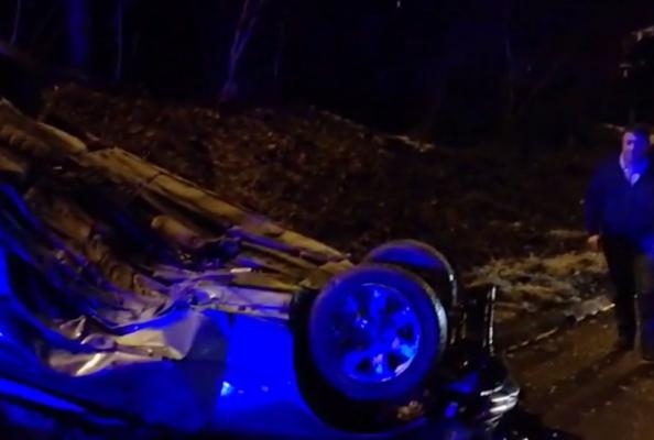 Accident incredibil la Iaşi. Un şofer care a rupt în două un stâlp, dispărut cu tot cu numerele maşinii