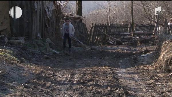 Zeci de familii dintr-un sat din Dâmboviţa se luptă de ani cu noroaiele