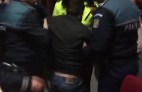 Poliţia a intervenit la Muzeul Ţăranului Român şi a evacuat de la film protestatari care puseseră manele pe telefoane