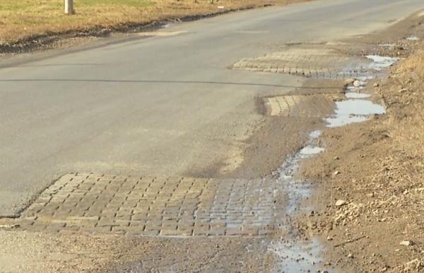 Doi km de drum european ai nimănui sunt praf şi pulbere, chiar la intrarea în România