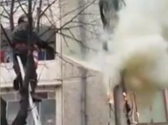 Un stâlp de iluminat a aras ca o torţă în Piatra Neamţ